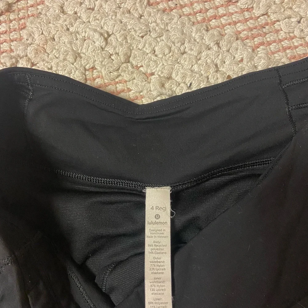 lulu lemon speed up shorts 2.5” size 4 - Picture 3 of 3